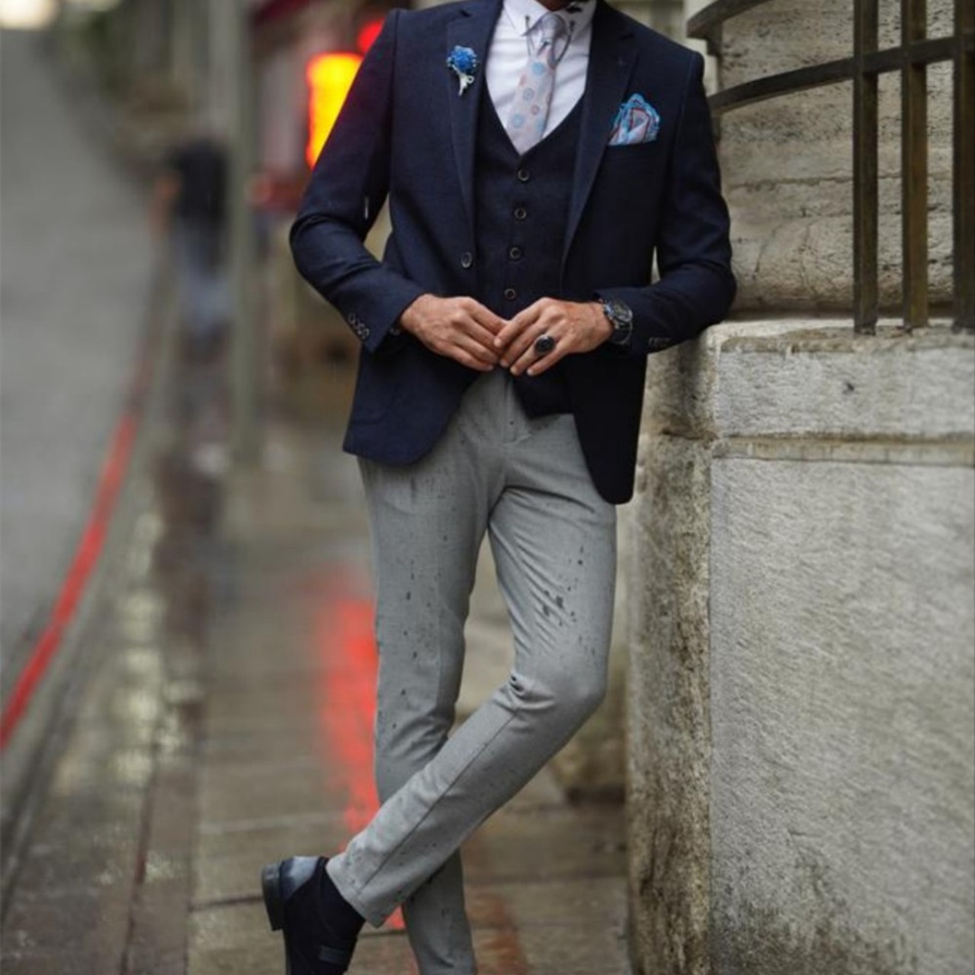 Men'S Formal Wear Not Suit - エレガントなメンズスーツ ネイビーブルー ノッチラペルジャケット ベスト付き グレーパンツ カスタムメイド