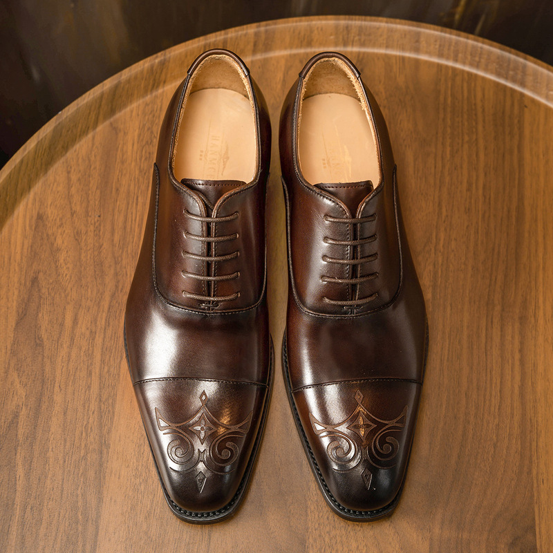 彫刻が施された三連紳士靴、ビジネスフォーマルウェア、英国風メ - Men'S Style Formal Wear のレビューと価格
