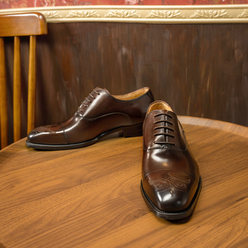 彫刻が施された三連紳士靴、ビジネスフォーマルウェア、英国風メ - Men'S Style Formal Wear のレビューと価格