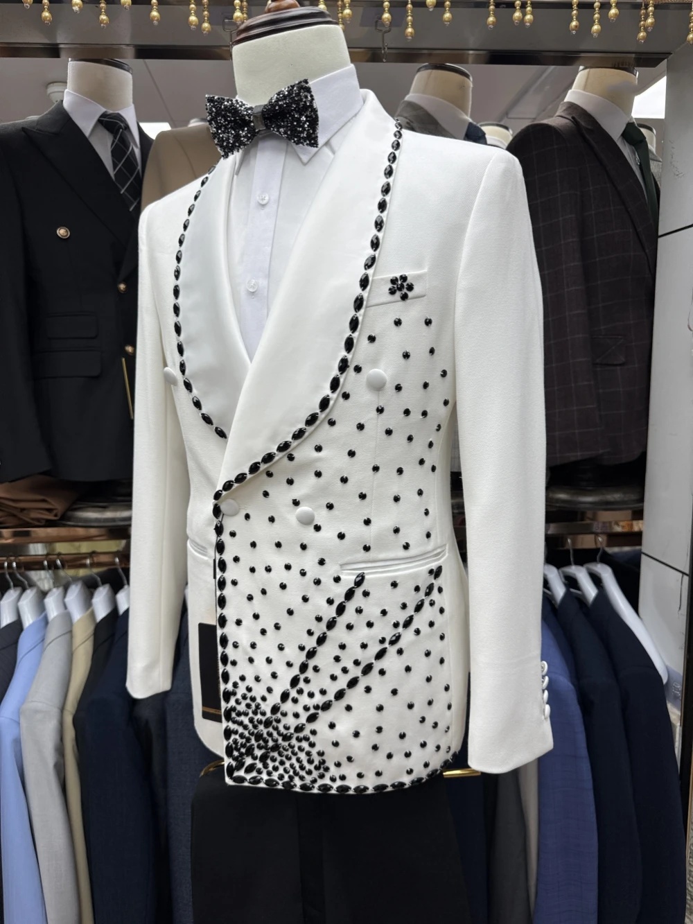 白新郎男性スーツセット 2 ピースブレザー + 黒パンツズボ - Men Formal Wear Black And White のレビューと価格